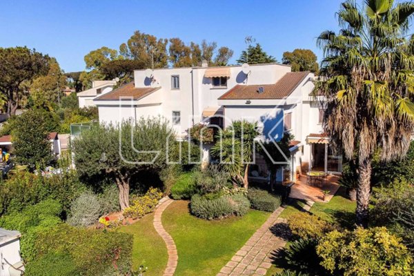 casa indipendente in vendita a Roma in zona Infernetto