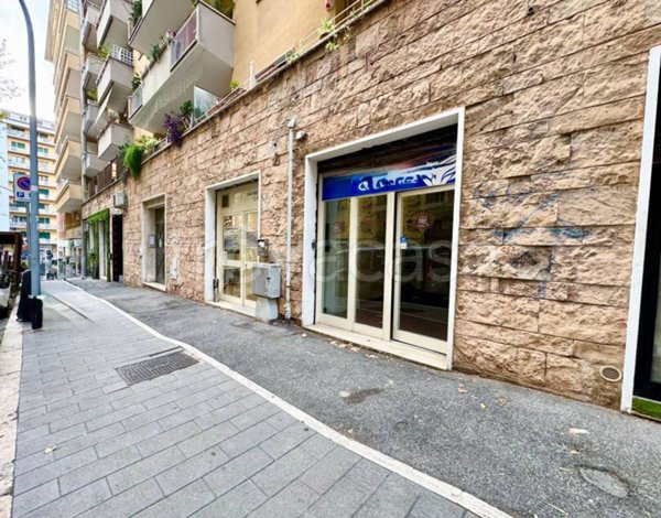 negozio in vendita a Roma in zona Tuscolano
