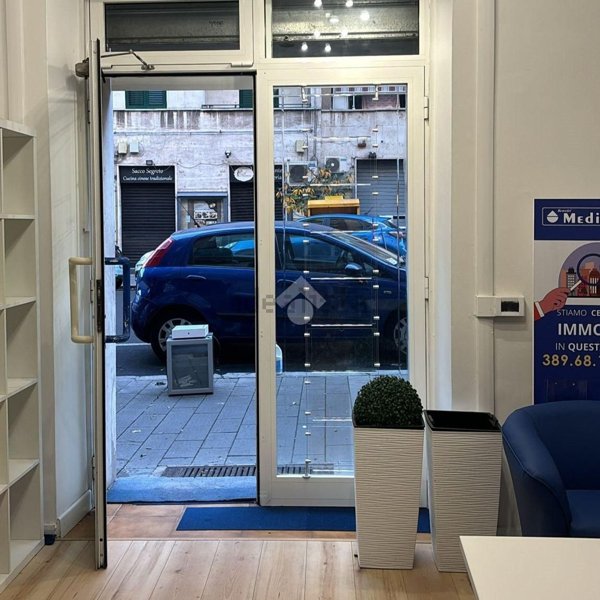 locale commerciale in vendita a Roma in zona Tuscolano