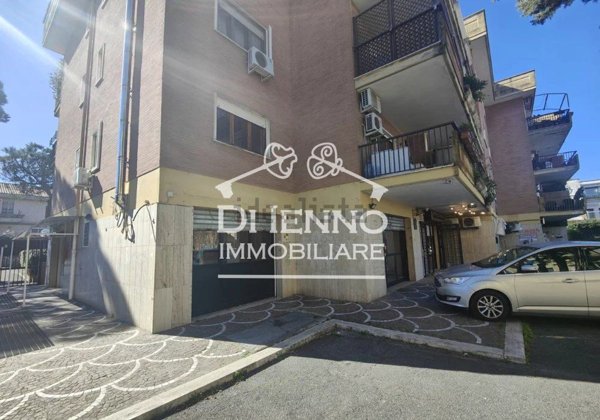 locale commerciale in vendita a Roma in zona Tor di Quinto