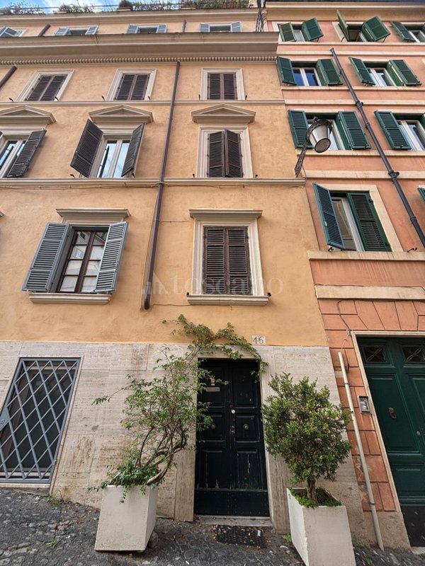 casa semindipendente in vendita a Roma in zona Trevi-Colonna