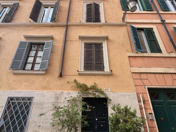 casa semindipendente in vendita a Roma in zona Trevi-Colonna