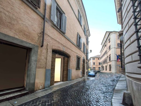 negozio in vendita a Roma in zona Pigna - Sant'Angelo