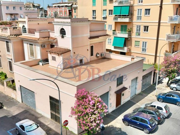 casa indipendente in vendita a Roma in zona Tuscolano