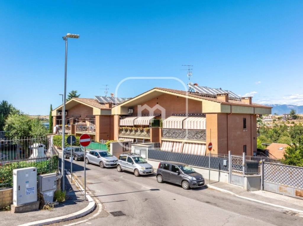 appartamento in vendita a Roma in zona Lunghezza
