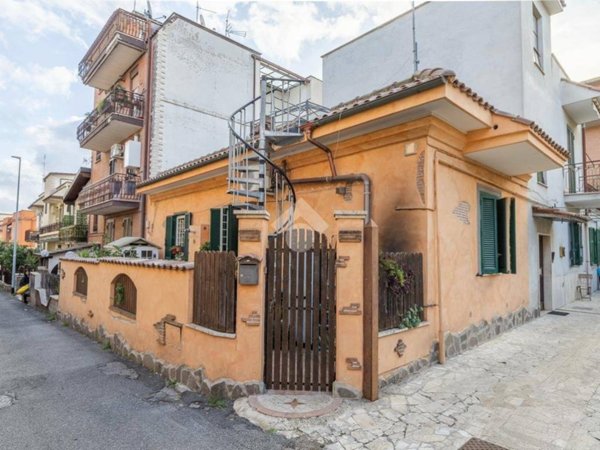 appartamento in vendita a Roma in zona Finocchio