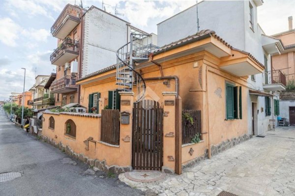 appartamento in vendita a Roma in zona Finocchio