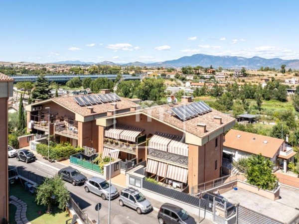 appartamento in vendita a Roma in zona Lunghezza