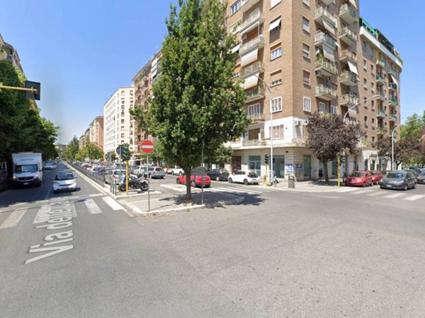 negozio in vendita a Roma in zona Appio Latino