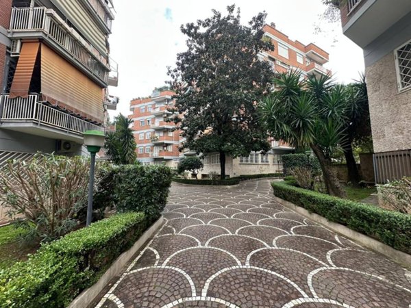 appartamento in vendita a Roma in zona Ardeatino