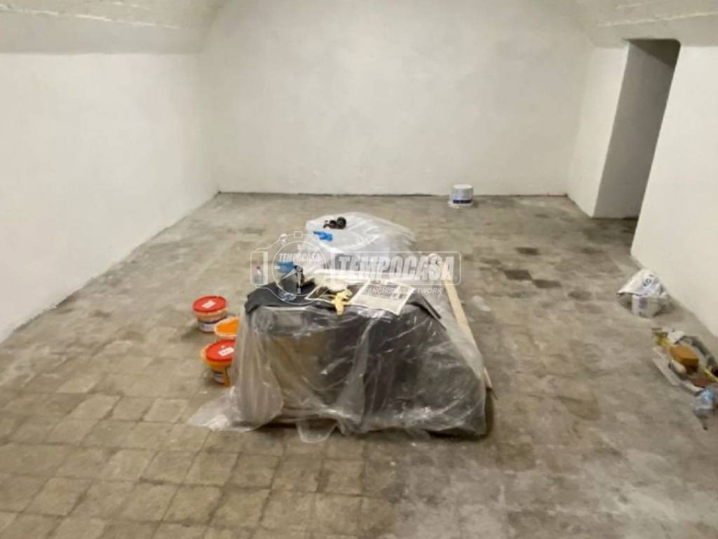 locale commerciale in vendita a Roma in zona Appio Latino