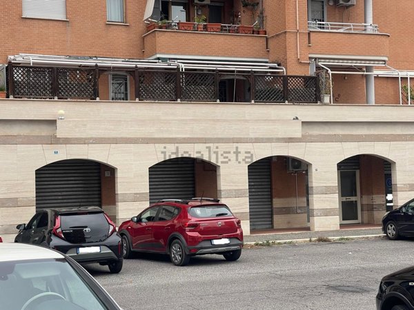 locale commerciale in vendita a Roma in zona Tor Vergata/Torrenova