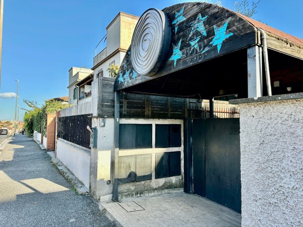 locale commerciale in vendita a Roma in zona Acilia