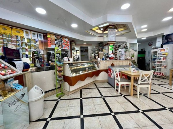 negozio in vendita a Roma in zona Appio Claudio