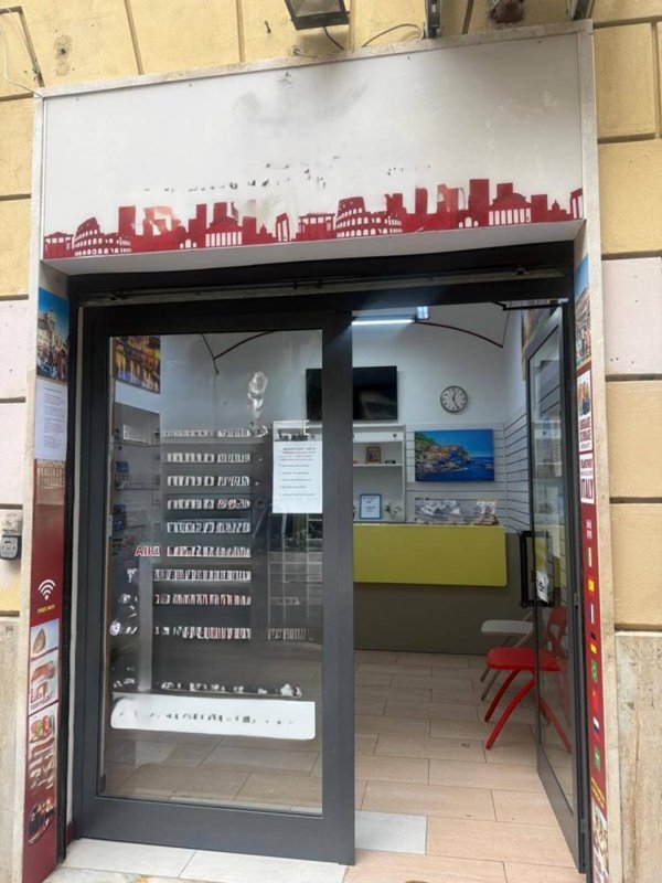 locale commerciale in vendita a Roma in zona Rione Prati