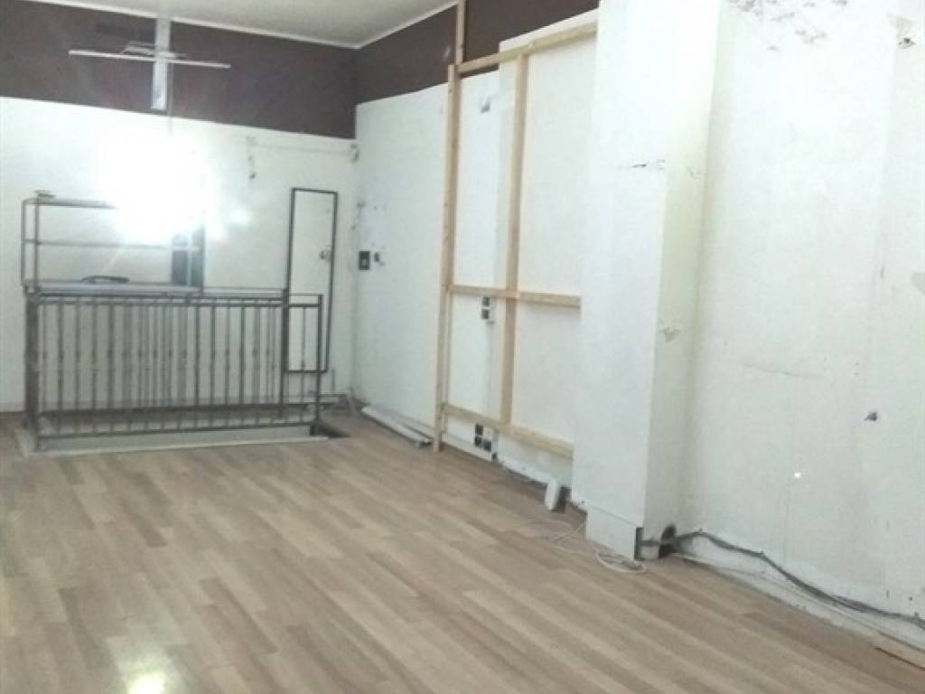 negozio in vendita a Roma in zona Cinecittà