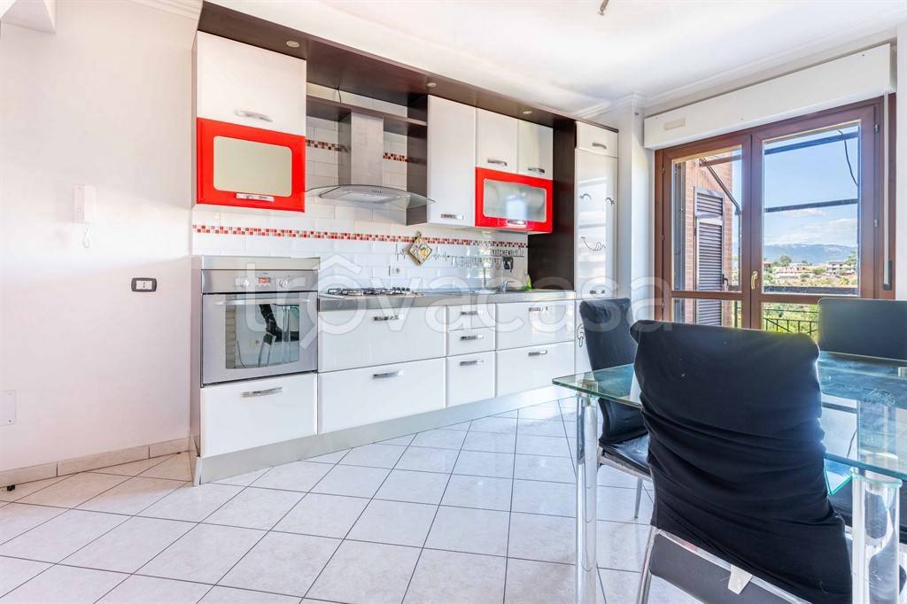 appartamento in vendita a Roma in zona Lunghezza