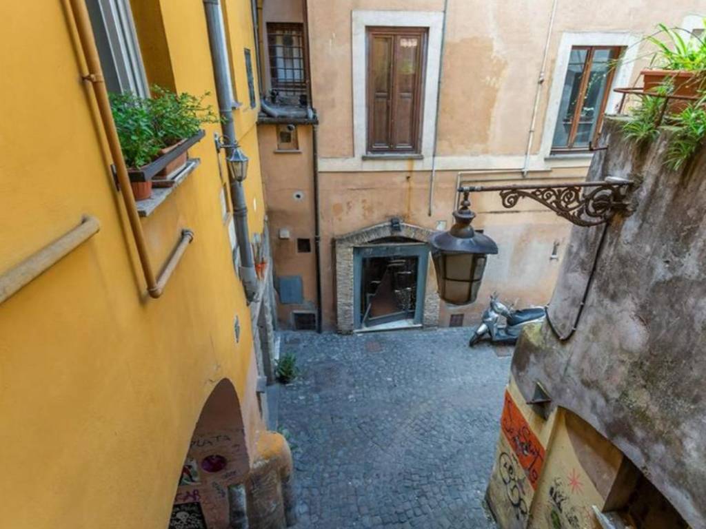 appartamento in vendita a Roma in zona Rione Regola