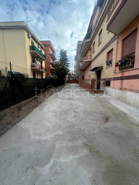 locale commerciale in vendita a Roma in zona Tor Vergata/Torrenova