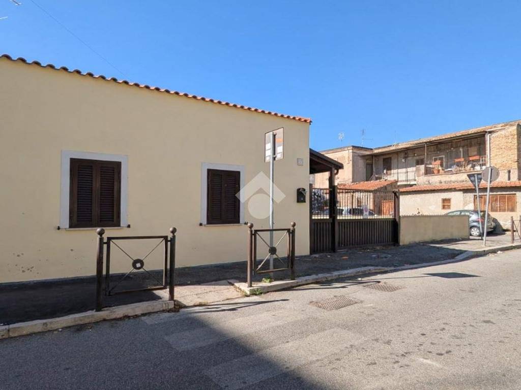 casa indipendente in vendita a Roma in zona Tuscolano