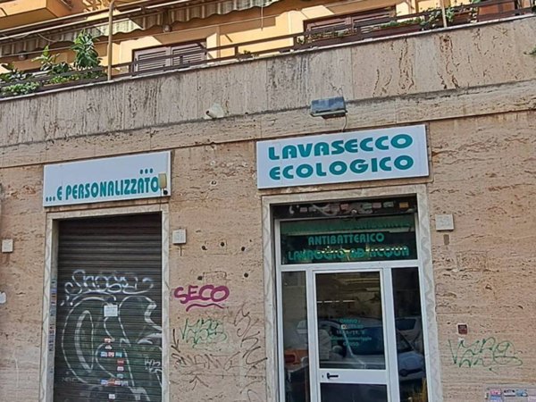 negozio in vendita a Roma in zona Tuscolano