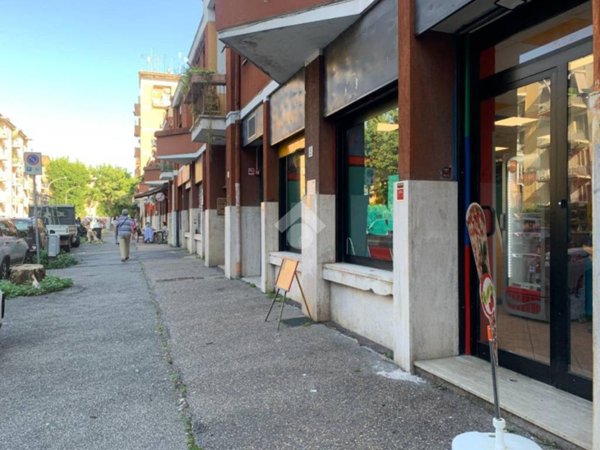 negozio in vendita a Roma in zona Appio Claudio