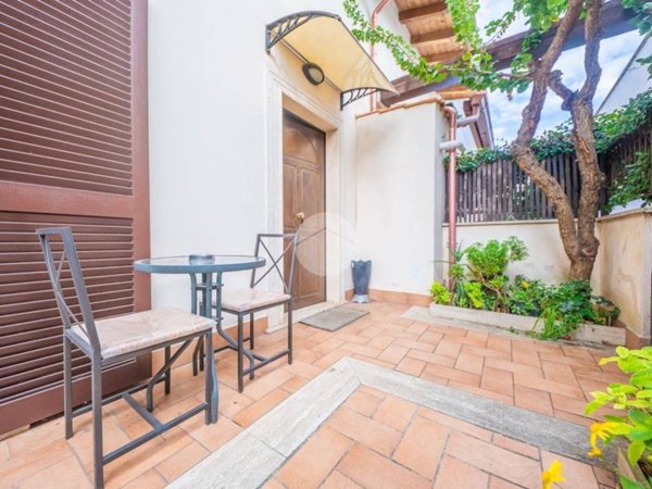 casa indipendente in vendita a Roma in zona Appio Latino