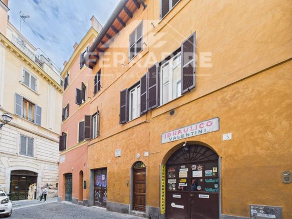 appartamento in vendita a Roma in zona Rione Regola