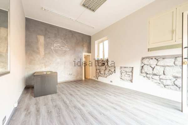 locale commerciale in vendita a Roma in zona Torre Angela