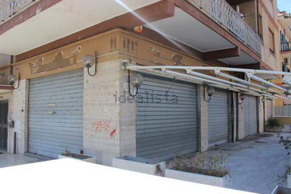 locale commerciale in vendita a Roma in zona Torre Angela
