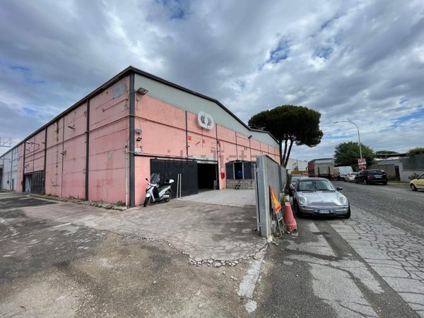 capannone in vendita a Roma in zona Torre Angela