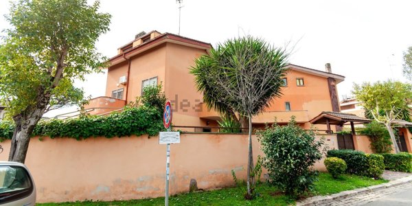 casa indipendente in vendita a Roma in zona Axa