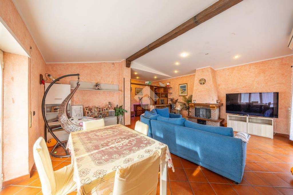 appartamento in vendita a Roma in zona Lago Regillo