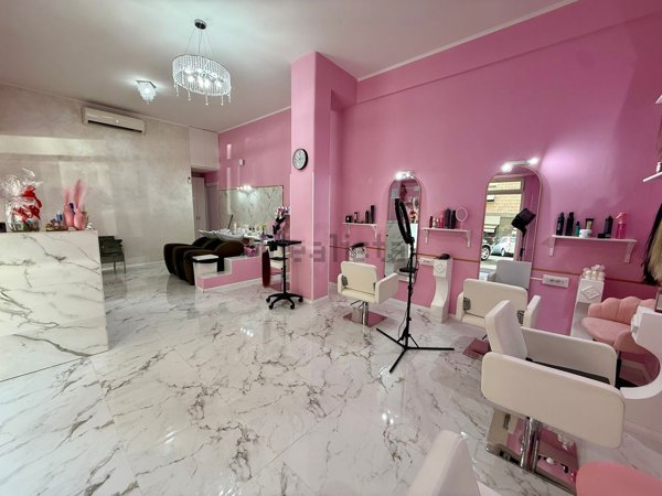 locale commerciale in vendita a Roma in zona Tuscolano