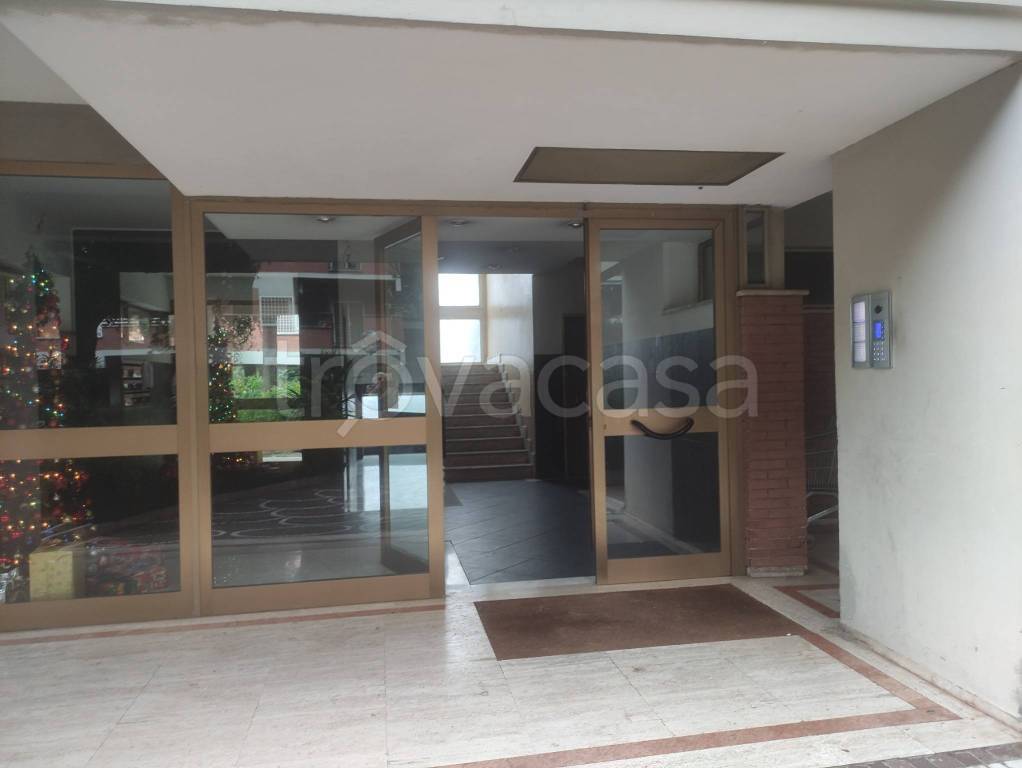 locale commerciale in vendita a Roma in zona EUR