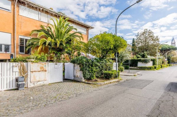 casa indipendente in vendita a Roma in zona Casal Palocco
