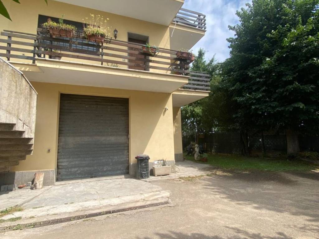 appartamento in vendita a Roma in zona Lago Regillo