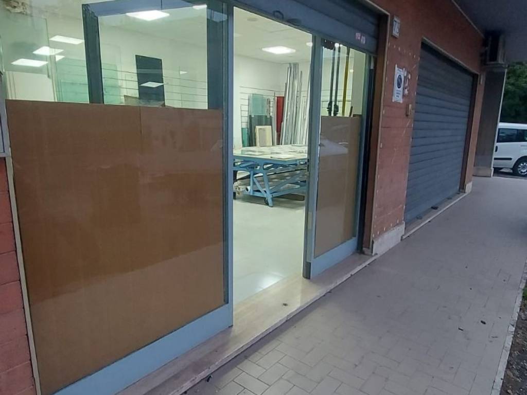 negozio in vendita a Roma in zona Finocchio