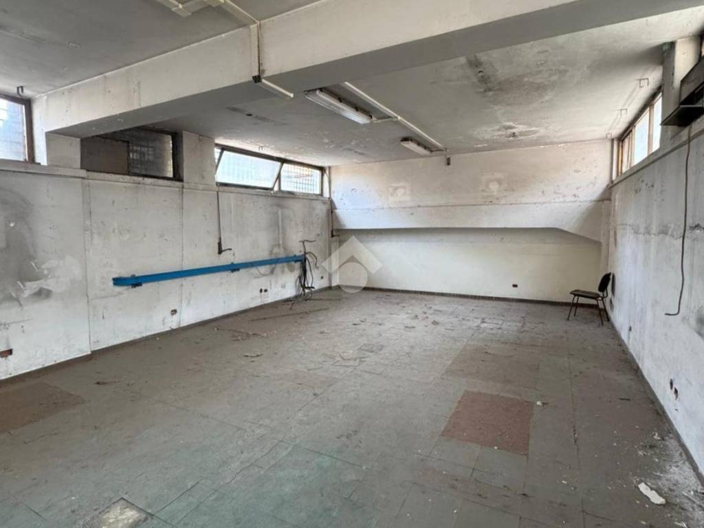 negozio in vendita a Roma in zona Tuscolano