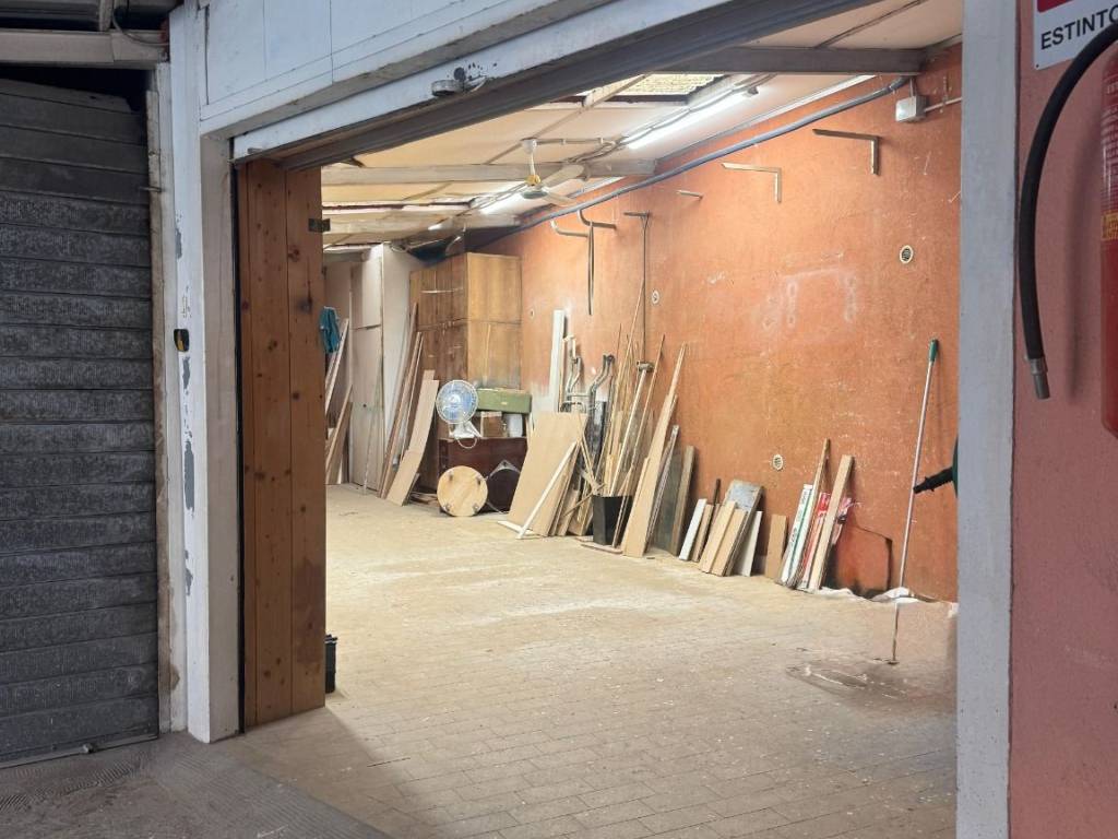 locale commerciale in vendita a Roma in zona Appio Latino