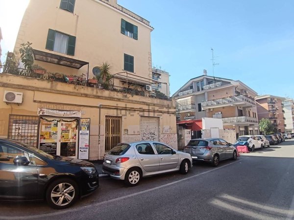 locale commerciale in vendita a Roma in zona Prenestino-Centocelle