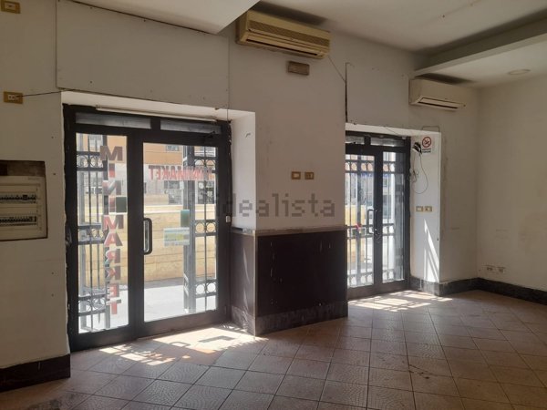 locale commerciale in vendita a Roma in zona Tuscolano