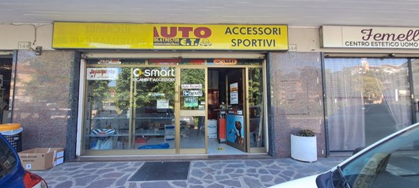 locale commerciale in vendita a Roma in zona Pantan Monastero