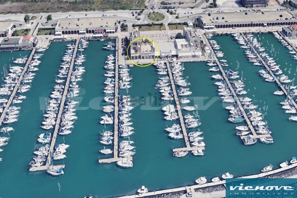 locale commerciale in vendita a Roma in zona Ostia