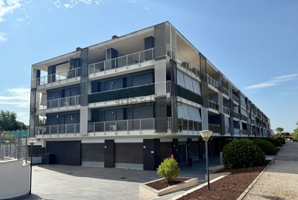 negozio in vendita a Roma in zona Ponte Mammolo