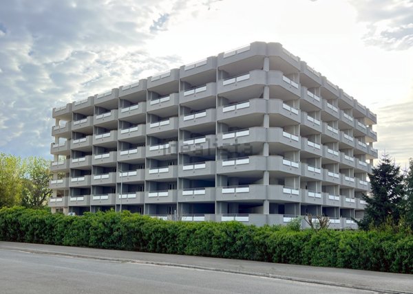 locale commerciale in vendita a Roma in zona Dragoncello