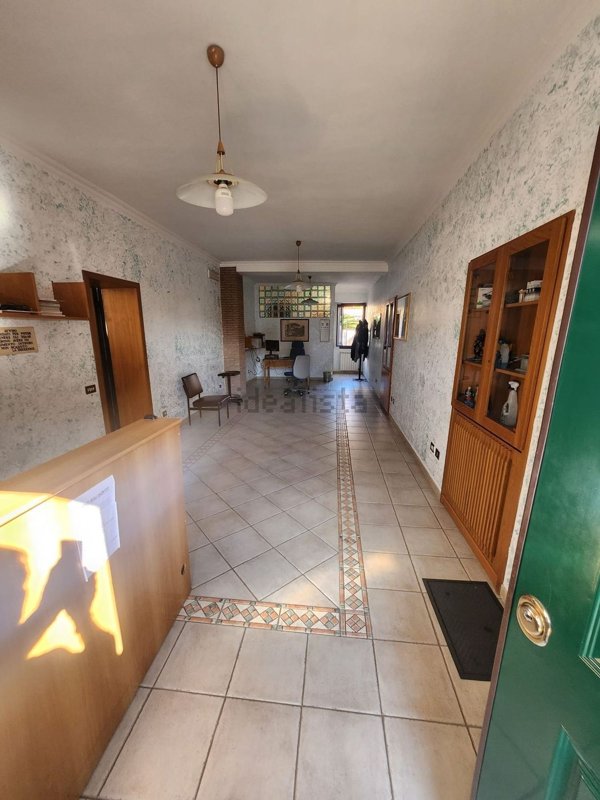 ufficio in vendita a Roma in zona Finocchio