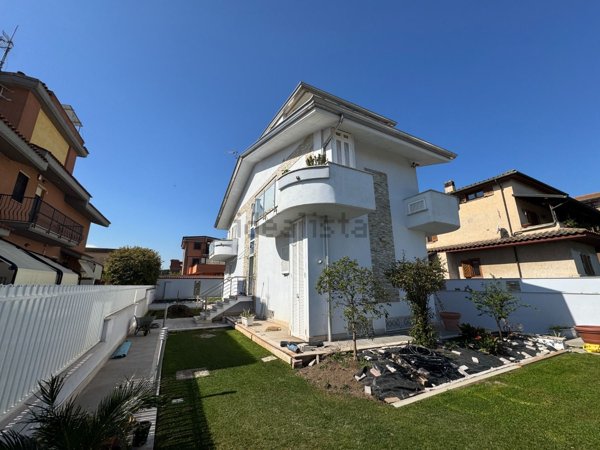 appartamento in vendita a Roma in zona Osteria del Curato