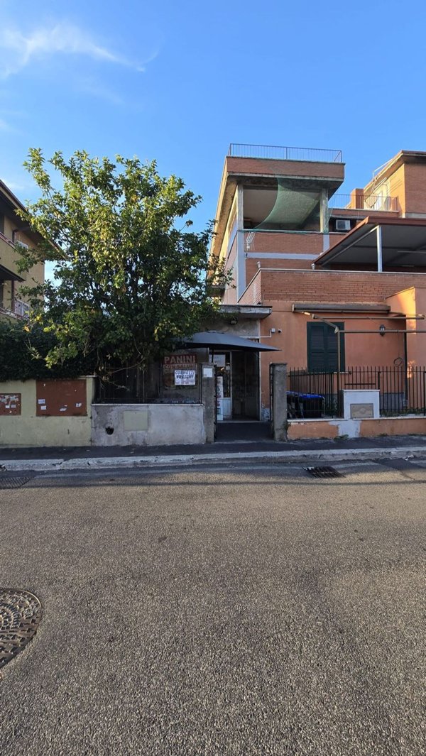 locale commerciale in vendita a Roma in zona Labaro
