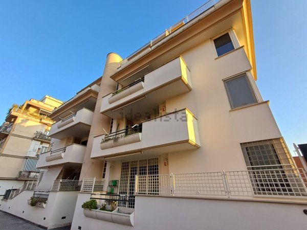 appartamento in vendita a Roma in zona Tomba di Nerone